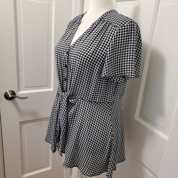 Torrid Georgette Flutter Sleeve Blouse Size 1=14/16, Houndstooth Print - Picture 5 of 11